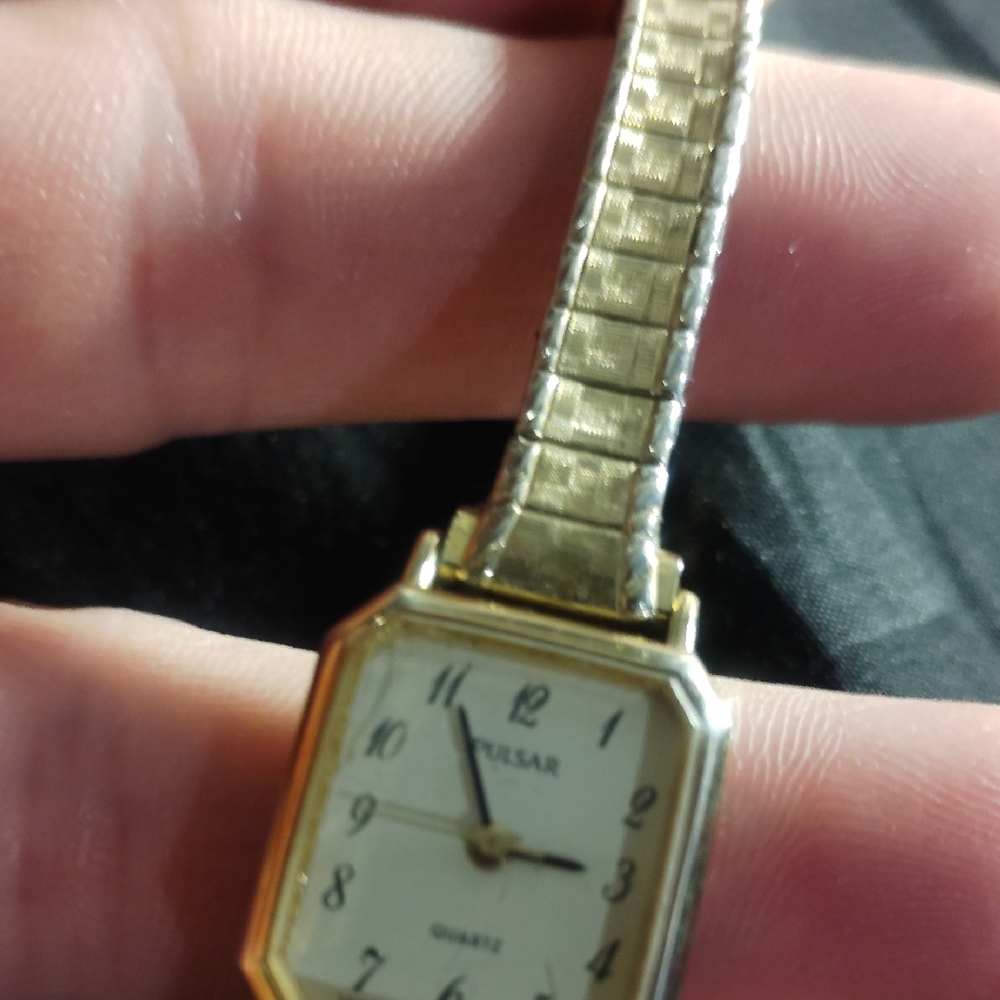 Pulsar Gold Rectangular Watch - Picture 4 of 4